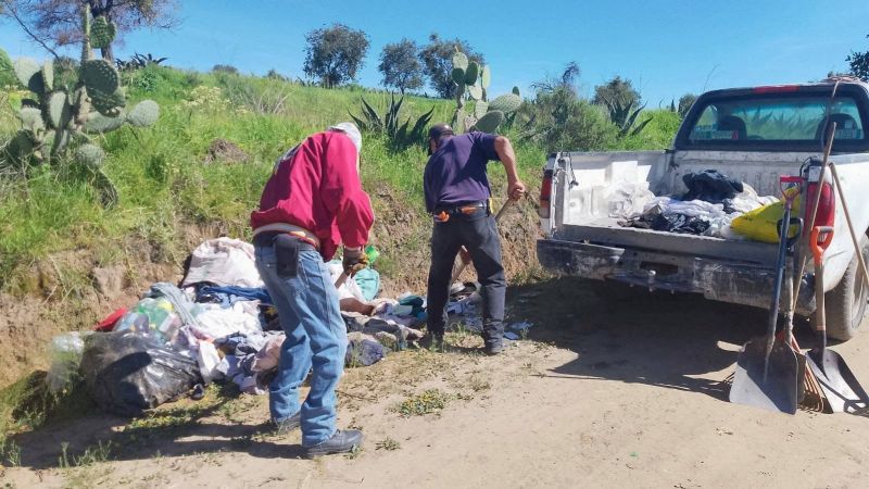 Lavado de la cisterna del Centro de  Salud  y retirando basura.